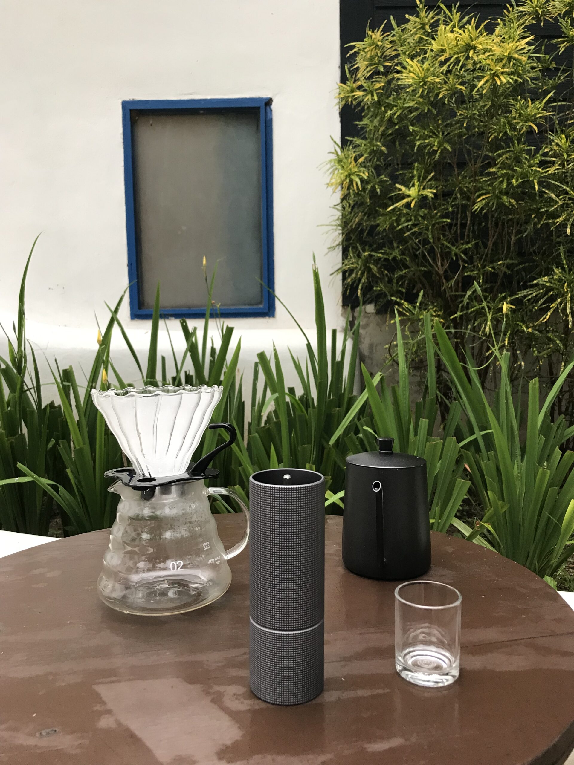 Specialty coffee brewing equipment and beans on a wooden table for high altitude extraction study by Rodlamoon.